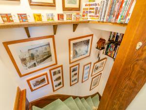 Knihovna v prázdninového domu + 14 fotografií