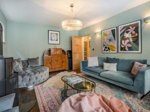 una sala de estar con un sofá y una mesa en Vallance House, en Brighton & Hove