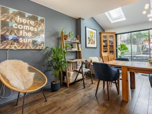 Un comedor con mesa y sillas en Vallance House, en Brighton & Hove