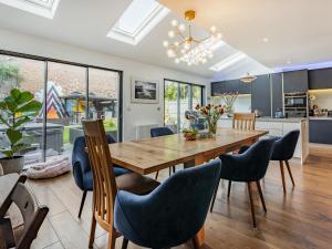 Una cocina y un comedor con mesa y sillas de madera. en Vallance House, en Brighton & Hove 27 fotos más