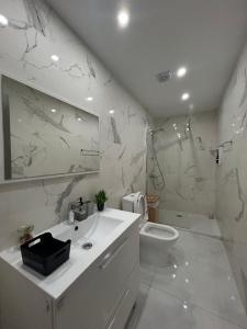 Bilik mandi di Sia-Serenity Finikoudes Apartment +17 gambar