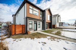 ein Haus mit einer Holzfassade im Schnee in der Unterkunft The Zen Den - Sauna Sleeps 15 & King Bed - Health Amenities in Sheridan