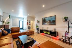 ein großes Wohnzimmer mit einem Sofa und einem TV in der Unterkunft The Zen Den - Sauna Sleeps 15 & King Bed - Health Amenities in Sheridan + 74 Fotos