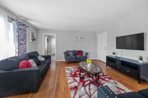 TV a/nebo společenská místnost v ubytování Spacious 2 bedroom apartment in cincinnati