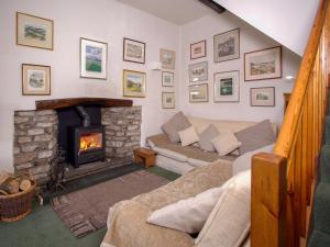 un soggiorno con divano e camino di Ivy Cottage a Settle