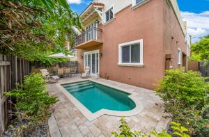 ein Swimmingpool im Hinterhof eines Hauses in der Unterkunft Fort Lauderdale Villa Private Pool - Rooftop in Fort Lauderdale