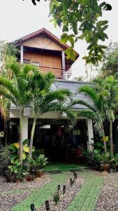 Κήπος έξω από το Mischa Hostel