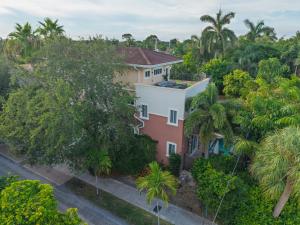eine Luftansicht eines Hauses mit Bäumen in der Unterkunft Fort Lauderdale Villa Private Pool - Rooftop in Fort Lauderdale