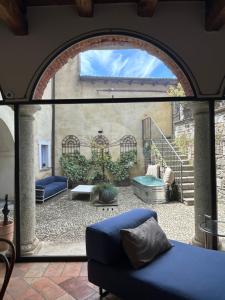 a room with an arched window and a patio at Casa Stella in Ameno +18 photos