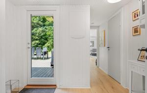 un couloir blanc avec une porte menant à un patio dans l'établissement 2 Bedroom Stunning Home In Væggerløse, à Bøtø By 7 autres photos