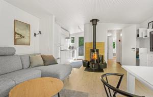 - un salon avec un canapé et une cheminée dans l'établissement 2 Bedroom Stunning Home In Væggerløse, à Bøtø By