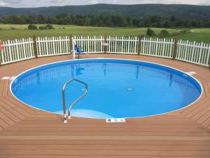 Bazén v ubytování Apple Inn and Suites Cooperstown Area nebo v jeho okolí