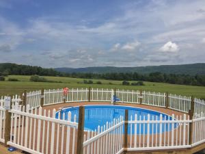 Bazén v ubytování Apple Inn and Suites Cooperstown Area nebo v jeho okolí