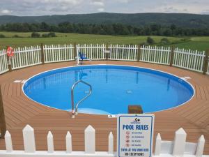 Bazén v ubytování Apple Inn and Suites Cooperstown Area nebo v jeho okolí