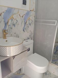 a bathroom with a toilet and a sink at Casa campo in Oxapampa