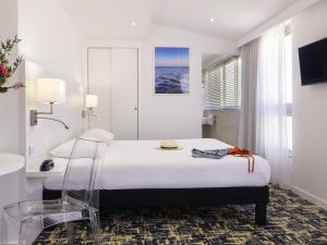 a hotel room with a bed and a window at Ibis Styles Menton Centre in Menton