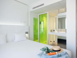 Ένα ή περισσότερα κρεβάτια σε δωμάτιο στο Ibis Styles Menton Centre