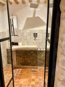 Un baño con bañera y lavabo en una habitación. en Casa Dea - Bungalow Apollon, en Hammamet Sud 2 fotos más