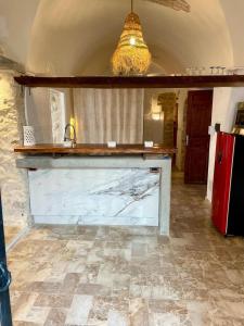 Una cocina con encimera de mármol y un refrigerador rojo. en Casa Dea - Bungalow Apollon, en Hammamet Sud