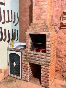 un horno de ladrillo con un fuego dentro de él en Pouso campestre Ohana para família em Tiradentes, en Tiradentes