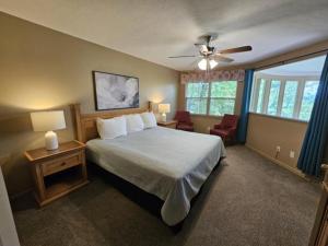 een hotelkamer met een bed en een plafondventilator bij 21A Edelweiss in Chalet Village