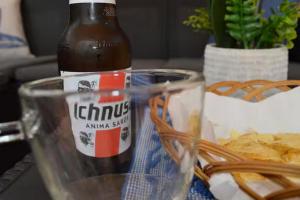 クアルトゥ・サンテーレナにあるSa Domu de Aury - 5 minutes from Poetto Beachの食べ物の入ったカゴの横に置かれたビール1本