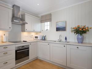 Dapur atau dapur kecil di Uig Bay Cottage