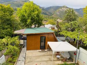 une vue aérienne d'un petit bâtiment avec une tente dans l'établissement Buddy Apartment Borjomi, à Bordjomi