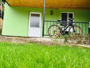 un vélo garé devant une serre dans l'établissement Buddy Apartment Borjomi, à Bordjomi