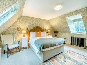 une chambre avec un lit et une chaise dans l'établissement Uk47813 - Cooks Cottage, à Kinloch Rannoch 20 autres photos