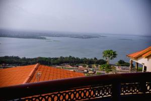 - une vue sur l'eau depuis le balcon d'une maison dans l'établissement Oceans Lodge, à Tokuse 5 autres photos