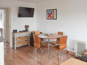 Un comedor con mesa y sillas en High Brow, en Bowness-on-Windermere