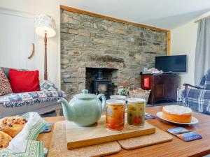 Una mesa con una tetera y dos tazas. en 19 South Street, en Grantown-on-Spey