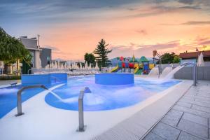 un parque acuático con parque infantil en Hotel Villa Glicini, en Pinerolo