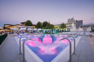 Bazén v ubytování Hotel Villa Glicini nebo v jeho okolí