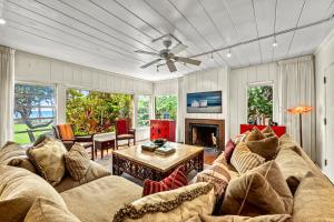 Point O'RocksにあるGulf-Front Charm, Guest House Suite + Direct Beach Access on Siesta Key, Pet Friendlyのソファとテーブルのあるリビングルーム