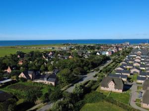 an aerial view of a small town with houses and the ocean at Großes Ferienhaus Dagebüll mit Kamin in Dagebüll