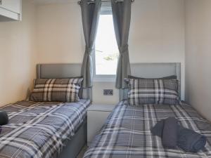 two beds sitting next to each other in a bedroom at Lodge 42 Bridlington Holiday Park - Uk48213 in Carnaby +7 photos