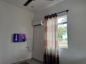 Μια τηλεόραση ή/και κέντρο ψυχαγωγίας στο Armsah Homestay Pendang +6 φωτογραφίες