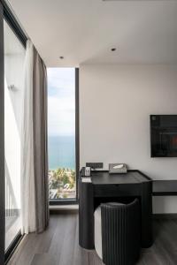 Habitación con escritorio y vistas al océano. en Iconique Hotel Nha Trang, en Nha Trang