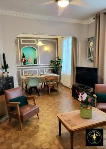 a living room with a table and a dining room at La Note Verte - Parking gratuit devant l'entrée in Foix