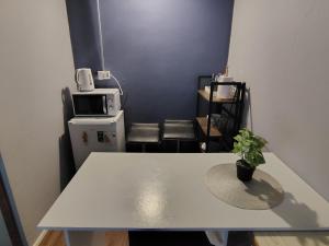 a table with a potted plant sitting on top of it at Atakama loft habitación in Caldera