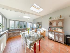 eine Küche und ein Esszimmer mit Tisch und Stühlen in der Unterkunft The Owl Barn - Uk48736 in Gaerwen