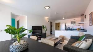 威廉斯塔德Blue Bay Beach Dushi 35的客厅里有一张沙发和一张桌子。