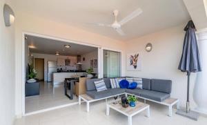 威廉斯塔德Blue Bay Beach Dushi 35的带蓝色沙发的客厅和厨房