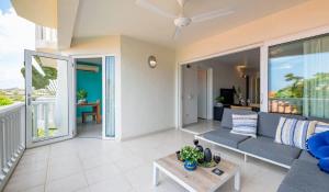 威廉斯塔德Blue Bay Beach Dushi 35的客厅里有一张沙发和一张桌子。 更多23张照片