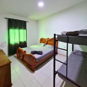 ein Schlafzimmer mit einem Etagenbett und einem Etagenbett gmaxwell gmaxwell gmaxwell gmaxwell in der Unterkunft Tucacas, Frente al Mar, Vista a la Piscina y Playa Privada in Boca de Aroa + 42 Fotos