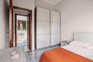 Ένα ή περισσότερα κρεβάτια σε δωμάτιο στο PRAIOLA BEACH HOUSE