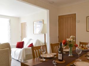 ein Esszimmer mit Tisch und Couch in der Unterkunft Steps End in Brixham