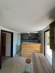 - une cuisine avec un comptoir en bois et une table dans l'établissement Green Garden, à Tsinandali